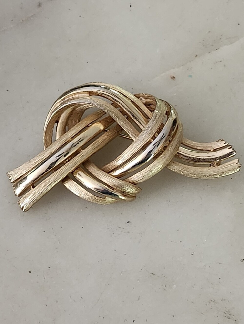 Vtg Lisner Gold Tone Textured Love Knot Brooch